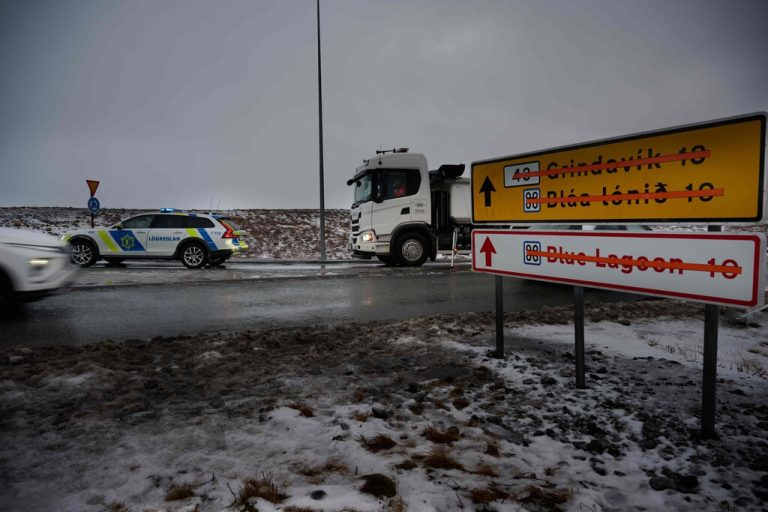 In den Morgenstunden fuhren erste Autos zurück in den Ort. afp