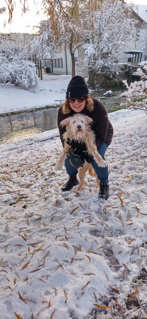 In der Freizeit gehören ausgedehnte Spaziergänge mit dem Familienhund fix dazu.