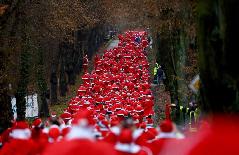 In Deutschland kommt der Weihnachtsmann, zumindest beim jährlichen Nikolaus-Lauf in der Gemeinde Michendorf in Brandenburg. AFP