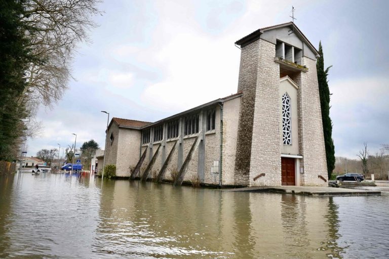 In Zentralfrankreich kam es zu verheerenden Überschwemmungen, hier im Bild eine unter Wasser stehende Kirche. AFP