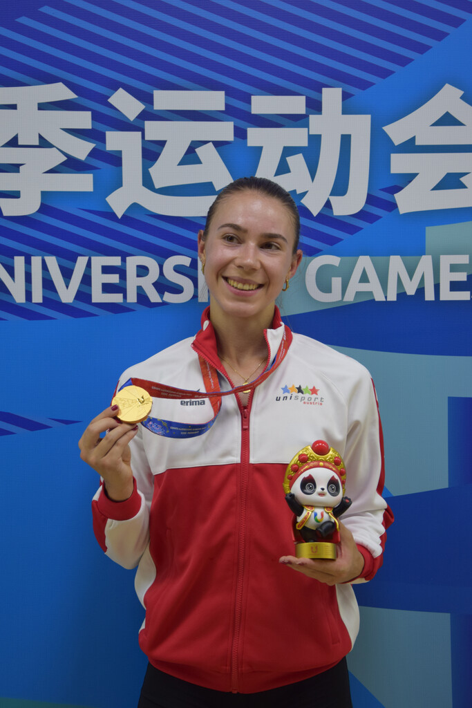 Isabel Posch mit ihrer Goldenen bei den World University Games.ÖLV