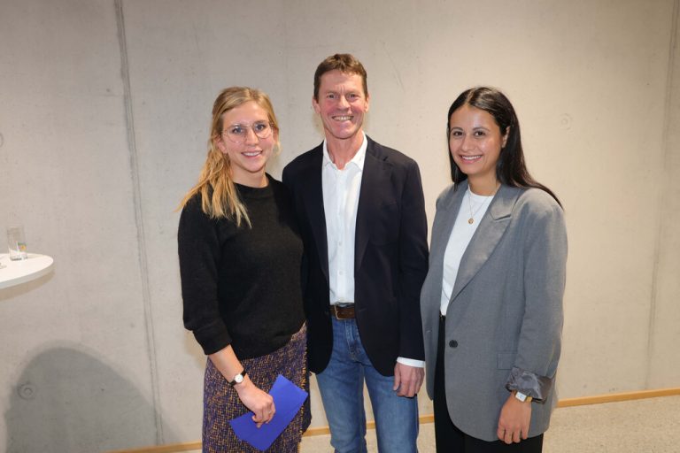 Isabella Greber (l.) und Merve Macit (r.) mit Thomas Stockklauser.