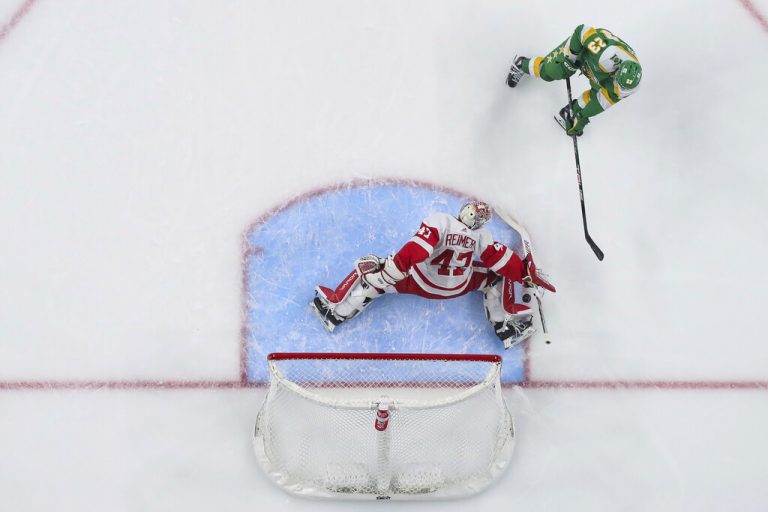 <p class="caption">James Reimer, Torhüter der Detroit Red Wings, mit einer Abwehr gegen Minnesota-Stürmer Marco Rossi.<span class="media-container dcx_media_rtab" data-dcx_media_config="{}" data-dcx_media_type="rtab"> </span><span class="marker">ap</span></p>