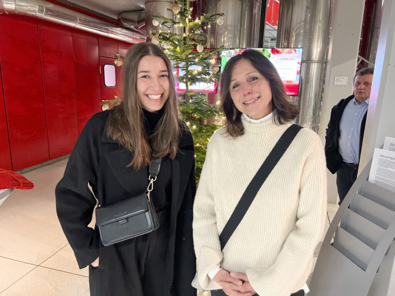 Jaqueline Muxel und Bernadette Rüscher bestens gelaunt.