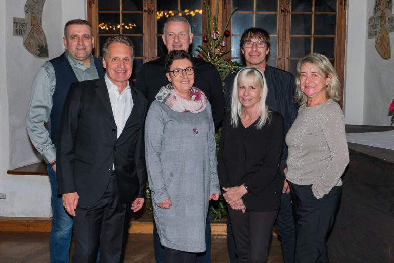 Jubilare Anlässlich der Weihnachtsfeier des ÖAMTC Vorarlberg wurden verdiente Mitarbeiter für ihre lange Zugehörigkeit geehrt: Svetlana Basich, Daniela Lerchenmüller, Christine Winkler und Mario Spehar (10 Jahre), Samir Budimlic (15), Andrea Fitz (20), Bernd Böckle (25) und Bettina Wagner (30). ÖAMTC