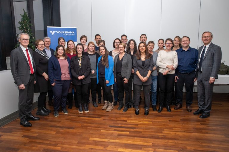 Jubilare Die Volksbank Vorarlberg ehrte 29 Mitarbeiter, die ihr Dienstjubiläum feierten. Die Jubilare haben dabei gemeinsam 540 Dienstjahre gesammelt. „Wir schätzen die Kontinuität und das Fachwissen unserer treuen Mitarbeiterinnen und Mitarbeiter“, betont Vorstandsvorsitzender Gerhard Hamel. volksbank