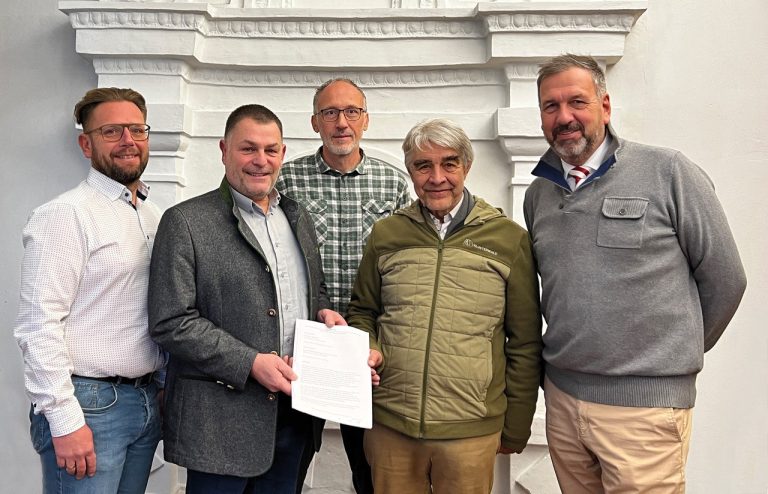 Vizebürgermeister Roland Köfler, Bürgermeister Martin Konzet, Geschäftsführer Christian Berner und Axel Baudach von der Klosterwald GmbH (v.l.), hinten: Walter Amann, Forstbetriebsgemeinschaft Jagdberg. 