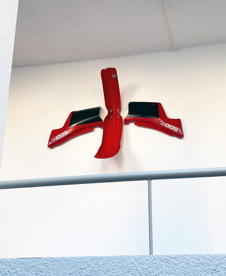 Lukas Weithas konzentriert sich auf konzeptuelle Malerei, Bildhauerei und Performance mit dem Fokus auf Internetphänomen.