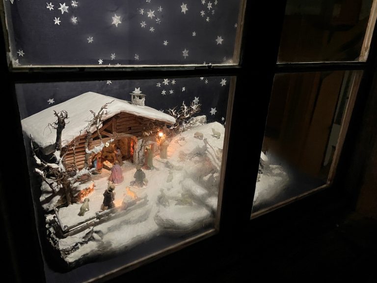 Weihnachtliche Krippen sind in zahlreichen Fenstern im Zentrum von Satteins versteckt.
