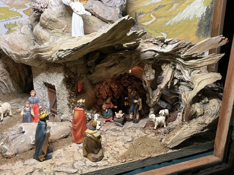 In filigraner Kleinstarbeit mit natürlichen Materialien wird Christi Geburt dargestellt.