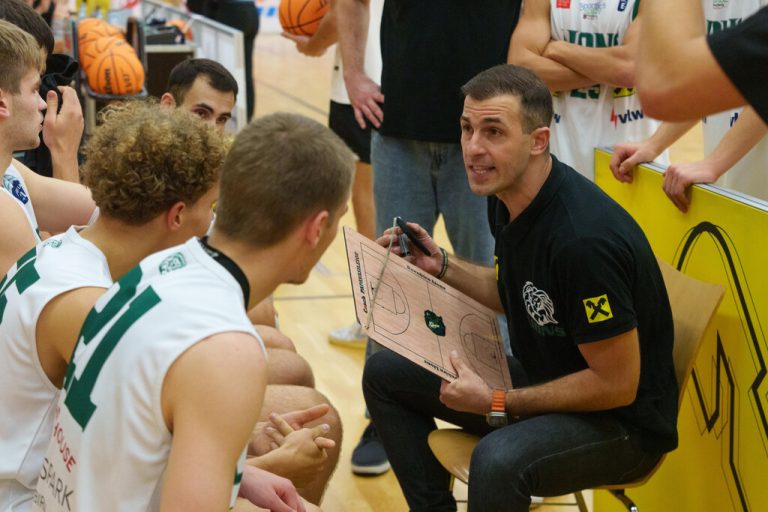 Lions-Trainer Konstantinos Papavasileiou war trotz Niederlage in Klagenfurt von der Leistung seiner Mannschaft angetan.stiplovsek