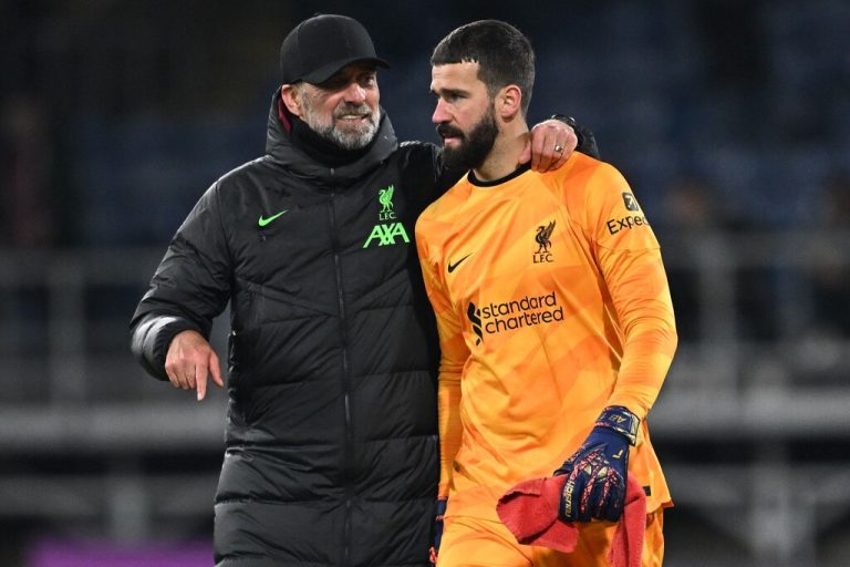 Liverpool-Coach Jürgen Klopp mit seinem Torhüter Alisson Becker.afp