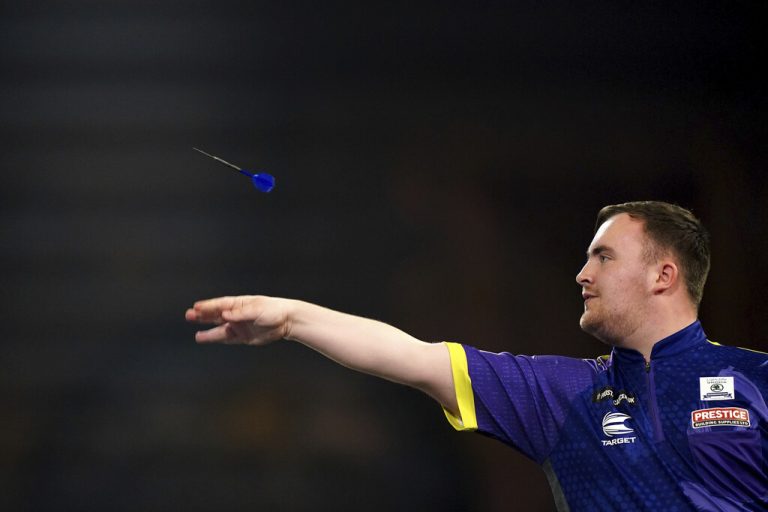 Luke Littler steht im Achtelfinale der Darts-WM. Zu verlieren hat der Teenager nichts mehr - Sympathien gewonnen hat er ohnehin.AP