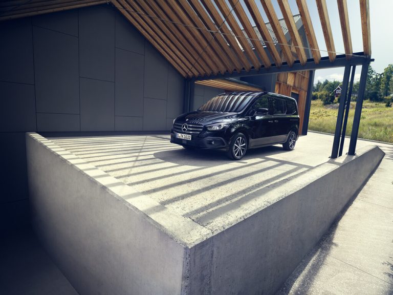 Mercedes bietet den Hochdachkombi der T-Klasse sowie dessen Nutzfahrzeug-Ableger Citan Tourer nun auch in einer Langversion an. Mit 4,92 Metern messen sie von Stoßstange zu Stoßstange rund 42 Zentimeter mehr als die Standardmodelle. In beiden Varianten findet so auf Wunsch eine dritte Sitzreihe mit zwei Plätzen Raum, alternativ erhöht das Wachstum das Ladevolumen um bis zu 1270 auf 3660 Liter. Den Antrieb übernimmt jeweils ein 96 kW/131 PS starker 1,3-Liter-Benziner, der mit Sechsgang-Handschaltung oder einem Siebengang-Doppelkupplungsgetriebe kombinierbar ist.