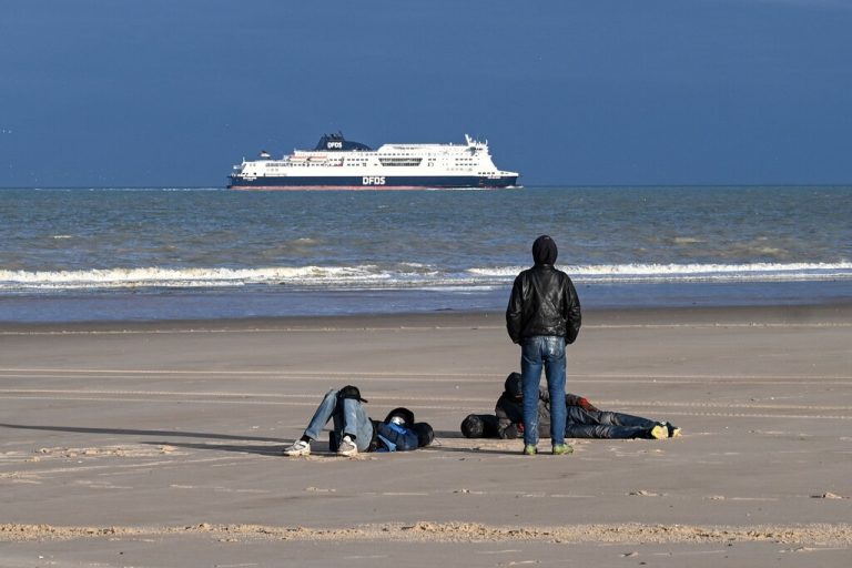 Migranten versammeln sich an einem Strand in Nordfrankreich, nachdem es ihnen nicht gelungen ist, illegal den Ärmelkanal zu überqueren. AFP