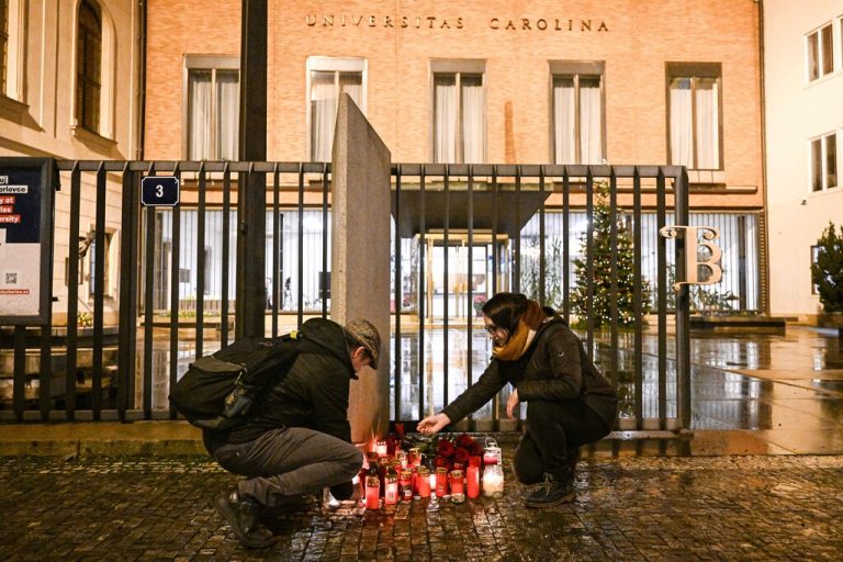 Nach dem Schusswaffenangriff herrschte Schock und Trauer in der Innenstadt.  CIZEK / AFP (2)