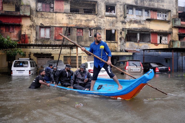 Nach starken Regenfälle in der indischen Stadt Chennai ist aktuell nur an ein Fortkommen via Boot denkbar. Reuters