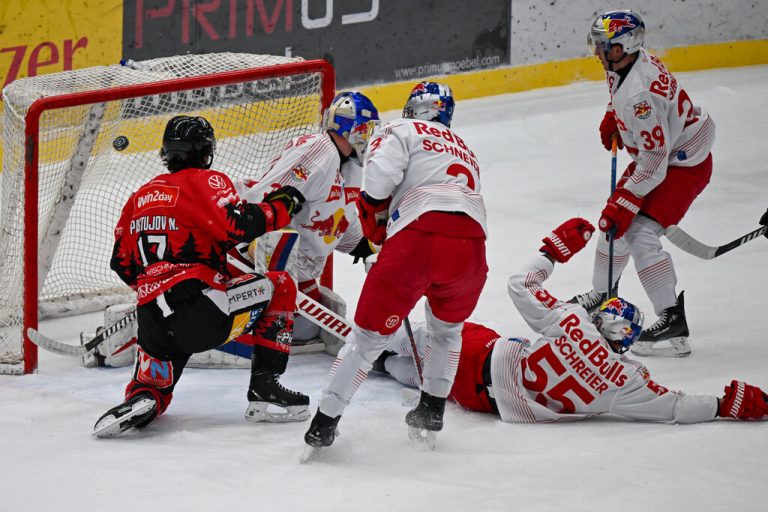 Nick Pastujov (l.) sah zu, wie der Puck im Salzburger Tor einschlug.Gepa