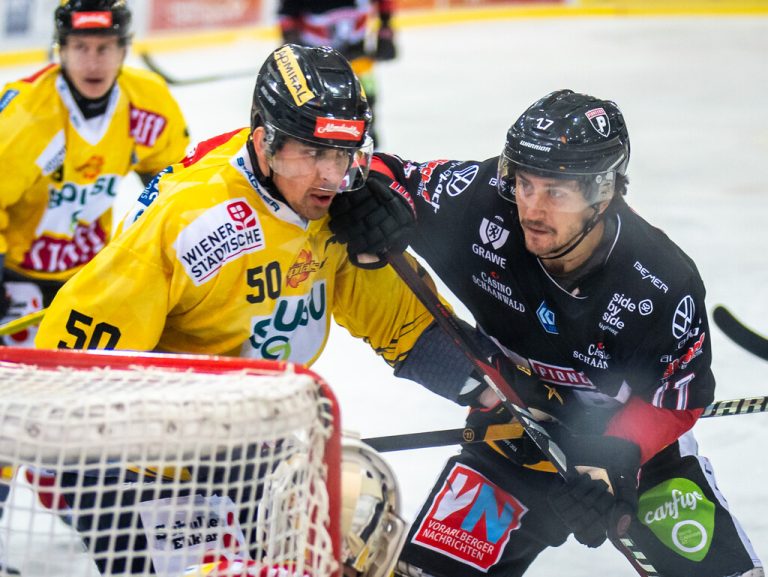 Nick Pastujov (r.) hat in dieser Saison bislang fünf Tore geschossen.Gepa