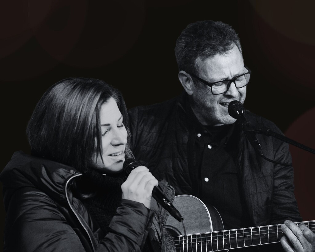 Musikerduo sorgt für Weihnachtsstimmung