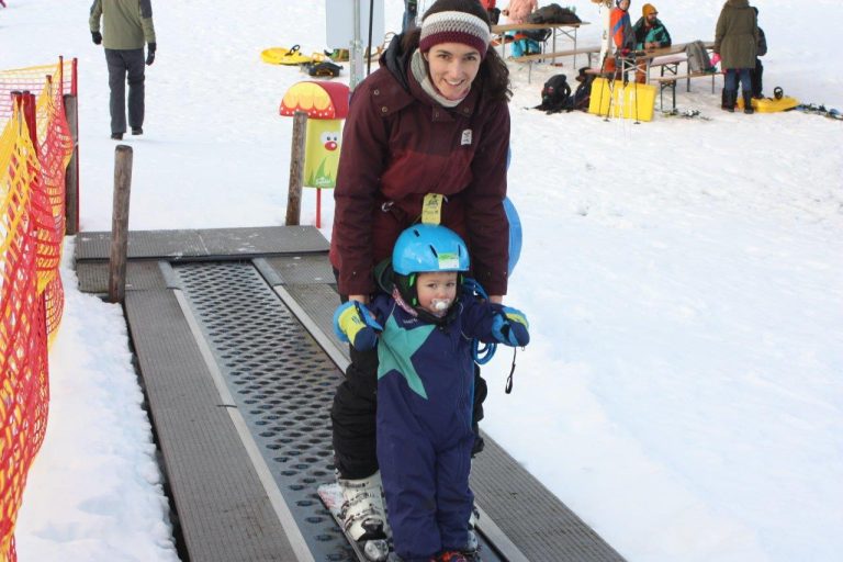 Nora und Rafael am Zwergberg beim Saisonstart der Schilifte Furx.<span class="copyright"> VN-TK (13)</span>