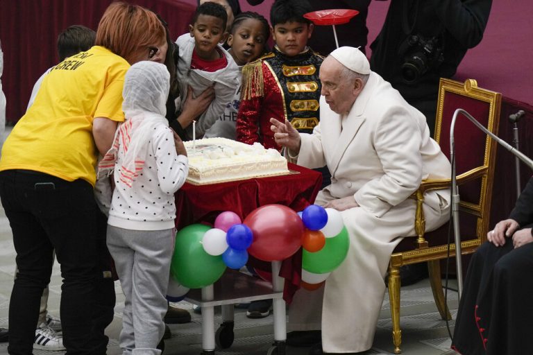Papst Franziskus feiert seinen 87. Geburtstag, Glückwünsche kamen aus aller Welt. Und im Vatikan gab es eine Geburtstagstorte. Reuters