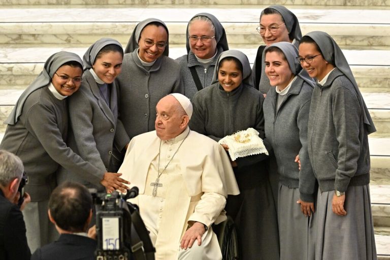 Papst Franziskus posiert mit einer Gruppe Nonnen während seiner wöchentlichen Generalaudienz im Paul-VI.-Saal im Vatikan. AFP