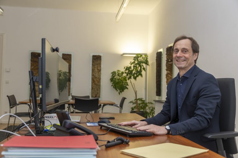 Vorarlberger des Tages Fotos von Christoph Scheffknecht, seit einem Jahr Leiter des Umweltinstituts Vorarlberg