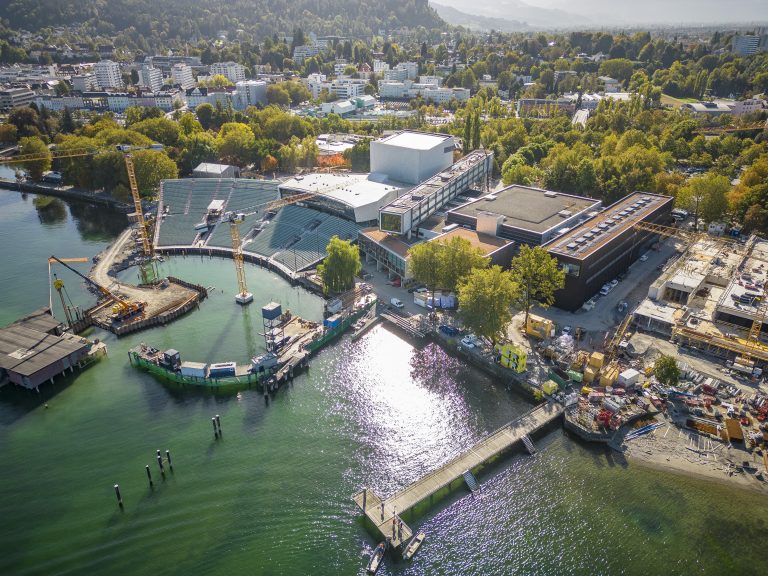 Mit einem Budget von 22 Millionen Euro für die Renovierung stellt sich die Frage: Sind die Ausgaben für das Festspielhaus in Bregenz eine Investition in die Zukunft oder eine Belastung für den städtischen Haushalt? <span class="copyright">VN/Paulitsch</span>