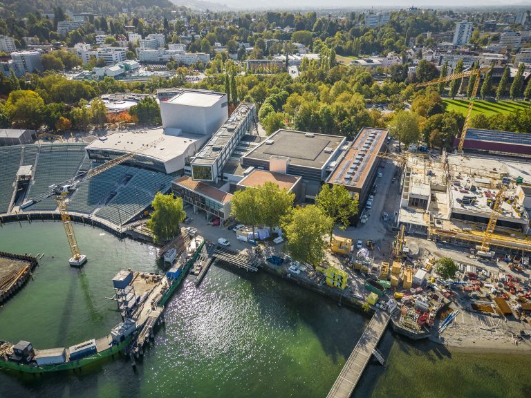 Das im Bau befindliche neue Hallenbad von Bregenz, finanziert mit 32 Millionen Euro, wirft in der Stadtvertretung Fragen nach der Prioritätensetzung in Zeiten knapper öffentlicher Mittel auf. <span class="copyright">VN/Paulitsch</span>