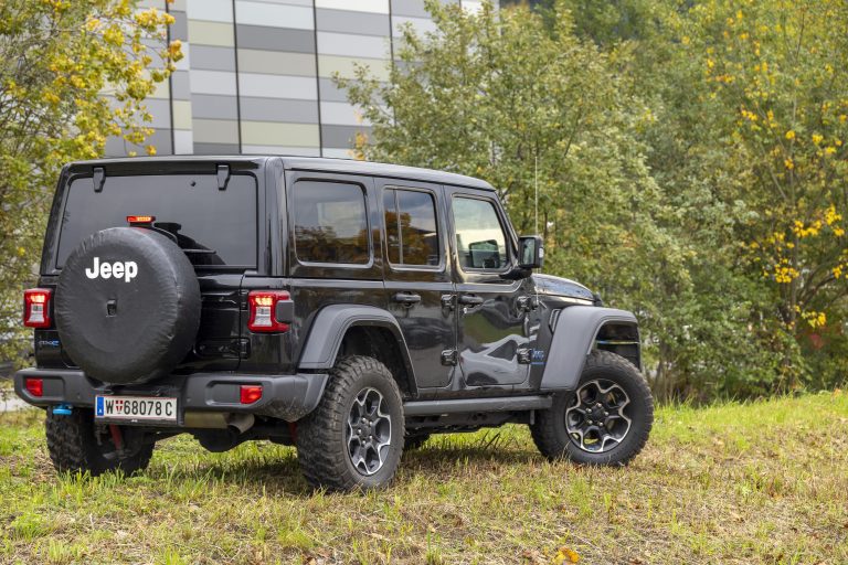 Der Wrangler kann seine Stärken abseits befestigter Straßen unter Beweis stellen.