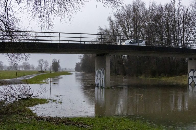 Viel Wasser unter der Senderbrücke in Lustenau. Kleinräumige Überschwemmungen sind bei den jetzigen Regenfällen möglich. <span class="copyright">VN/Paulitsch</span>
