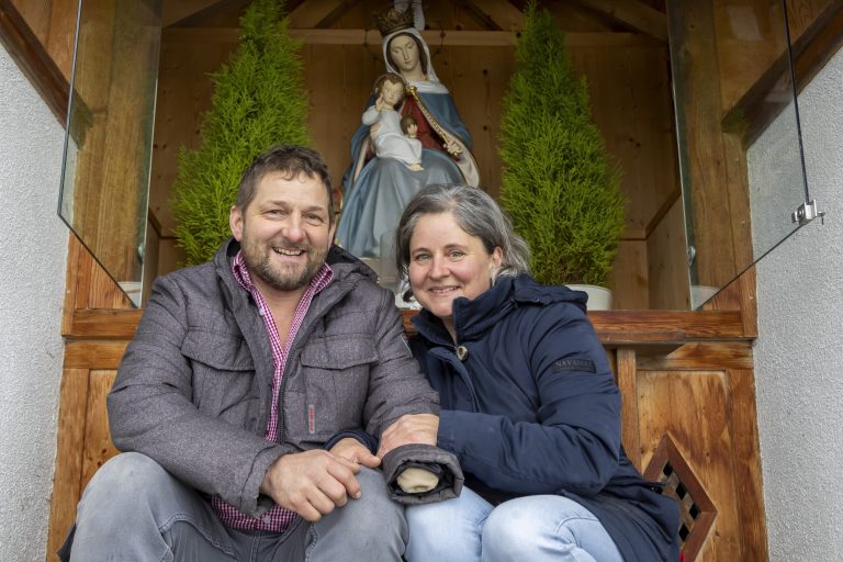 Das Ehepaar hat in der kleinen Kapelle eine Kerze angezündet.