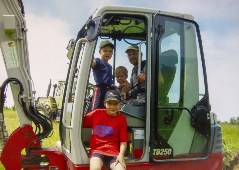 Der stolze Vater mit seinen drei Söhnen Simon, Dominik und Jakob.