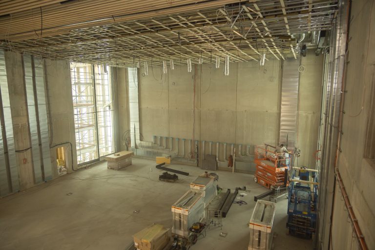 Blick von der Galerie auf den großen Saal. Dort wird es eine 9,6x5 Meter große LED-Wand geben. <span class="copyright">vn/paulitsch</span>