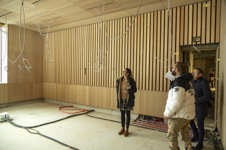 Auch innen dominiert Holz. <span class="copyright">vn/paulitsch</span>