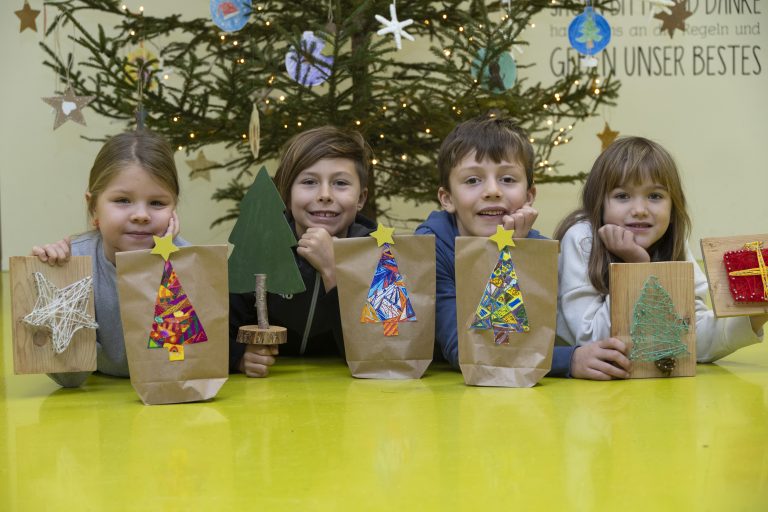 Mia, Bastian, Aurelius und Lea (v.l.) finden es klasse, dass es das Christkind gibt. <span class="copyright">Roland Paulitsch (4)</span>