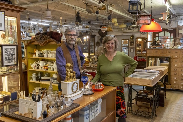 Schweren Herzens lassen Elmar Diem und Angelika Türtscher den Ventilator zurück und freuen sich gleichzeitig auf einen neuen Lebensabschnitt in ihrer zweiten Heimat Italien. <span class="copyright">VN/Paulitsch</span>