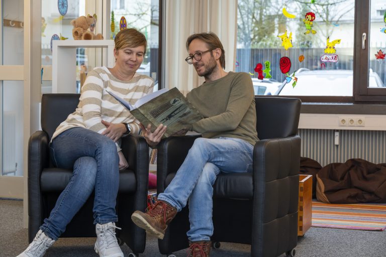 Gerne blättert Amalia Repp mit Markus Maier im Fotoalbum mit den schönen Bildern aus Schönenbach. <span class="copyright">VN/Paulitsch</span>