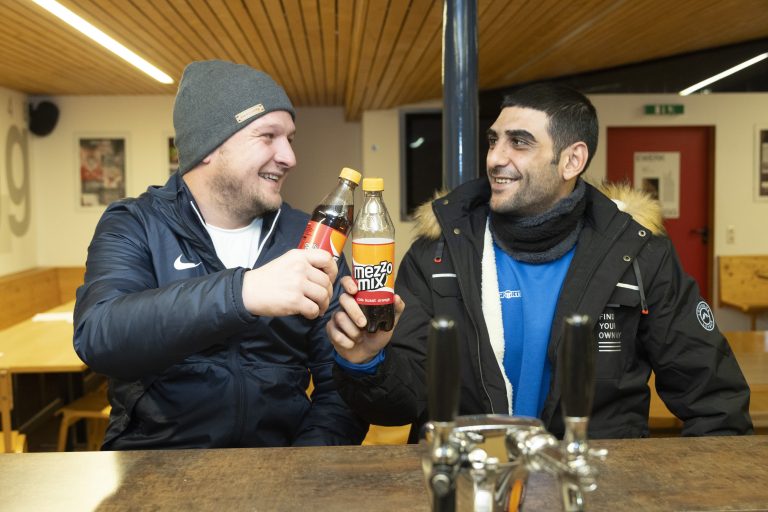 „Auf das Leben“. Wenn Pascal Kleber und Samer Baldawi darauf anstoßen, dann hat das sprichwörtliche Bedeutung.