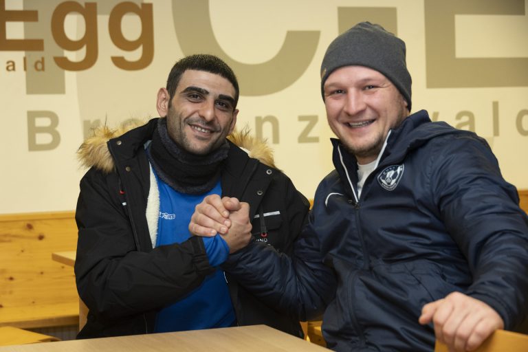 Samer Baldawi und sein Lebensretter Pascal Kleber. Der Syrer würde heute nicht mehr leben, wäre der professionelle Notfallretter am 20. August 2023 nicht in Aktion getreten. <span class="copyright">VN/Paulitsch</span>