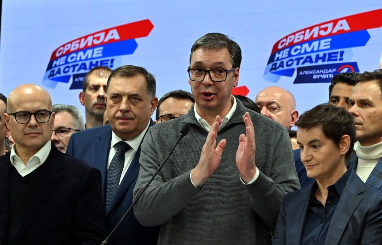 Präsident Vucic freute sich nach seinem Wahlsieg auch gegenüber den Medien.