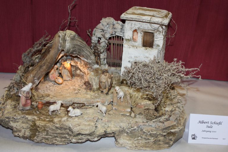 Rund 50 Stunden benötigt ein Kursteilnehmer von August bis zum ersten Adventsonntag im Dezember, um eine neue Krippe zu bauen.
