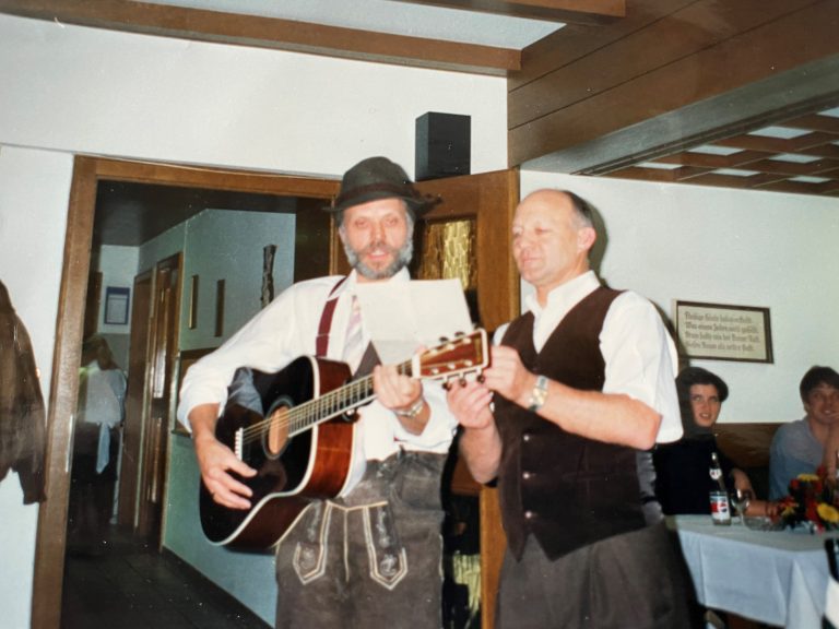 Geselligkeit liegt der Turnerfamilie Seewald im Blut. "Toni" Seewald greift gern zur Gitarre.