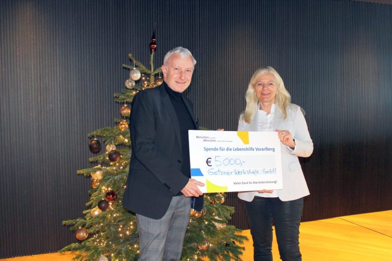 Spende Die Lebenshilfe Vorarlberg freut sich über die Unterstützung von Getzner Werkstoffe. Geschäftsführer Jürgen Rainalter überreichte eine Spende in der Höhe von 5000 Euro an Michaela Wagner-Braito. Dieses Geld ermöglicht Menschen mit Beeinträchtigungen mehr Selbstbestimmung und mehr Lebensqualität. lebenshilfe