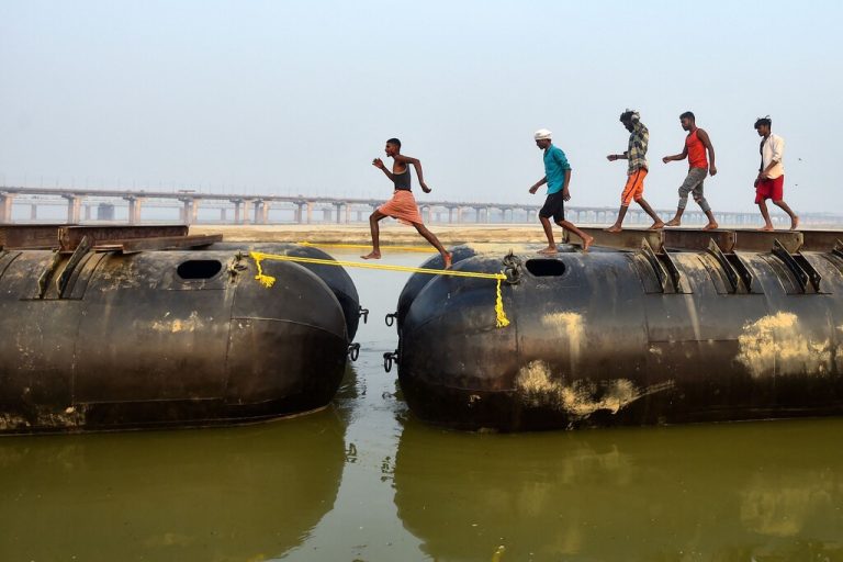 Sportlich geht es vor dem hinduistischen Fest „Magh Mela“ am Fluss Ganges auf einer Pontonbrücke zu. AFP