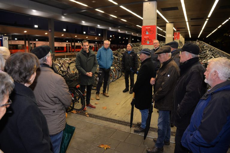 Stadtrat Julian Fässler informierte am Bahnhof über die neuen Verkehrsprojekte der Stadt Dornbirn, wie die neuen Fahrradabstellplätze und eine Buslinie im Hatlerdorf.Stadt