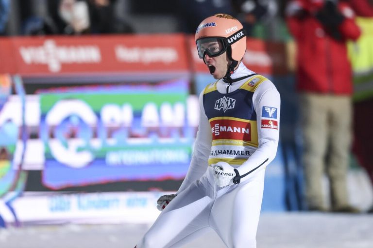 Stefan Kraft jubelte schon im Auslauf über den nächsten Sieg. Der Tiroler hat damit bislang alle vier Springen im Weltcup für sich entschieden, führt die Gesamtwertung klar an. ap