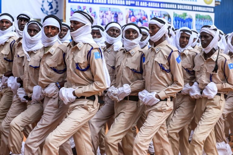 Taktische Einheiten der somalischen Polizei marschieren während einer Parade in der Hauptstadt Mogadischu auf. AFP