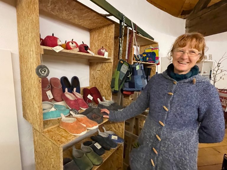 Petra Loacker aus Nenzing hat Filzpantoffeln für die Winterzeit in verschiedensten Größen.
